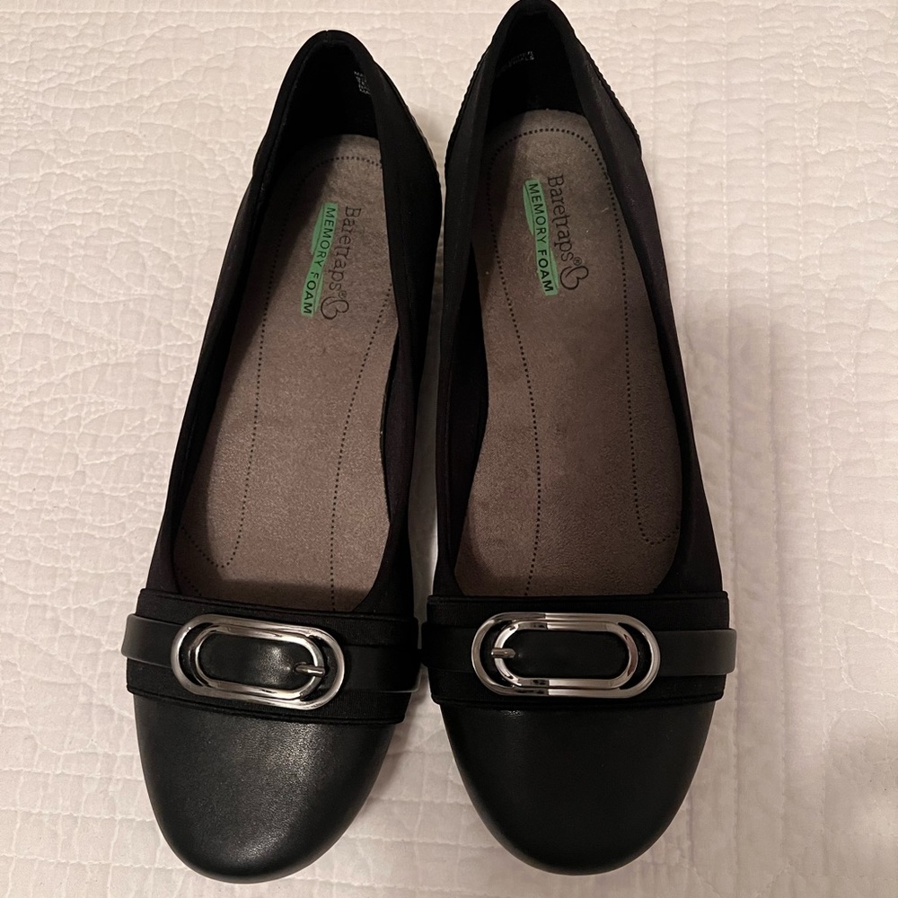 Women’s black slip on shoes by Baretraps 8W